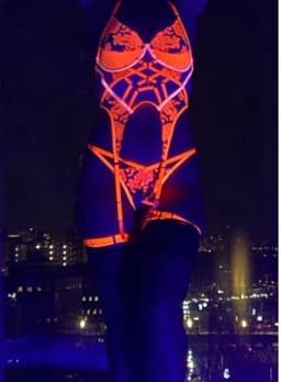 Luxe Neon Lingerieset Dames – Sexy Lingerie – Glow in the Dark – Blacklight Lingerie – UV Lingerie – 4-delige Set – Erotische Lingerie – Lingerie Erotisch – Festival Outfit – Madam Hommard – Exclusief – High End – Dare to Undress – S, M, L — thumbnail 2
