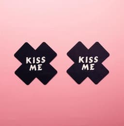 CHPN - Tepelcovers - Tepelsticker - Kiss me sticker voor op tepels - Zwart - Grappige tepel sticker - Tepels afplakken - Festival - Feest - Sexy - 1 paar — thumbnail 2