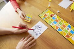 Teken- en Raadspel voor Gezin en Feest - Uitwisbare Markeringen en Borden - Popcultuur Categorieën - Geschikt voor 4-16 Spelers vanaf 8 Jaar - De Beste Creatieve Uitdaging — thumbnail 3