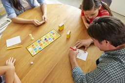 Teken- en Raadspel voor Gezin en Feest - Uitwisbare Markeringen en Borden - Popcultuur Categorieën - Geschikt voor 4-16 Spelers vanaf 8 Jaar - De Beste Creatieve Uitdaging — thumbnail 2