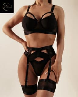 Luxe Lingerieset Dames – Sexy Lingerie – Erotische Lingerie Set – 4-delige Jarretelset – Zwart Kant – Beugel BH – High Waist Lingerie – Boudoir Set – Chique – High End – Madam Hommard – Exclusief – Cadeau Set – Dare to Undress – XS, S, M, L — thumbnail 1