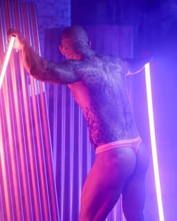 SUKREW Sheer Low-rise Thong Elect Pink - MAAT XS - Erotisch Heren Ondergoed - String voor Man - Sexy mannen String — thumbnail 5