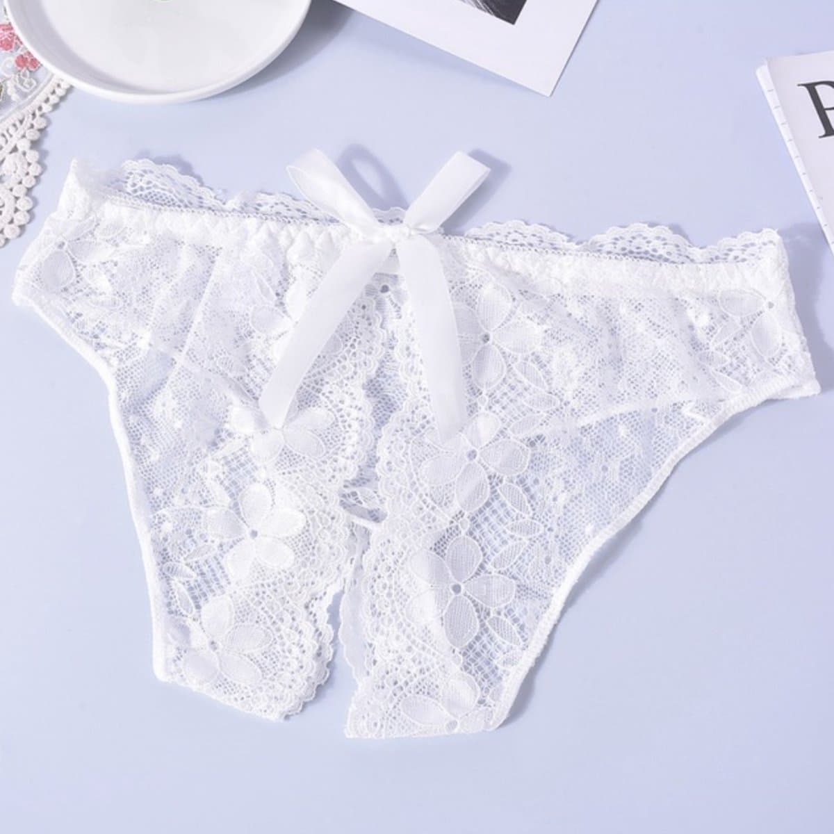 Sexy Slip met Kant - Open Kruis - Wit Kant - Erotisch Design met Bloemen en Strik - One Size String - Dames Onderbroek - Lingerie / Ondergoed — afbeelding 1