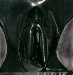 LateX – Latex Slipje met Uitgevormde Schaamlippen en Interne Dildo voor een Goede Vulling Maat M – Zwart — thumbnail 2