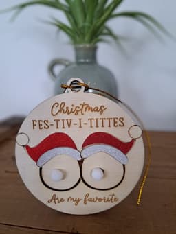 WoodR Grappige kerstballen ludiek cadeau Set van 4 “Fes-tiv-i-tittes” Kerstballen – Grappige kerstversiering ooit! Voor de echte kerstliefhebber met humor! tieten kerstbal Ideaal voor dun cadeau studenten huizen surprise cadeau Secret Santa, — thumbnail 1