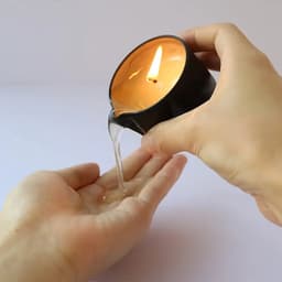 Massagekaars met lavendelgeur - Essentiële Olie Massagekaars - Hydraterend, Sensuele Ervaring met Schenktuit, Perfect voor Ontspannende Baden & Huidverzorging - Romantische Decoratie - Aromatherapie Kaars, Massageoliën voor stellen — thumbnail 2