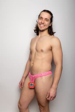 SUKREW Sheer Low-rise Thong Elect Pink - MAAT XL - Erotisch Heren Ondergoed - String voor Man - Sexy mannen String — thumbnail 5