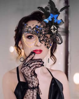 Vrouwen Venetiaans Feestmasker met Veren in Blauw voor Carnaval en Gala - Elegante Kostuumaccessoires voor Prom en Maskerade — thumbnail 3