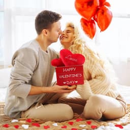 Houten Valentijnsdag Decoratieset met Pluche Harten en Rozenblaadjes — thumbnail 6