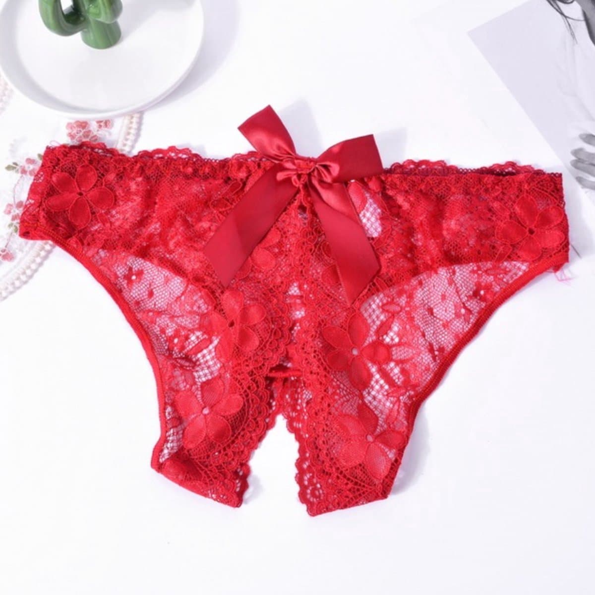 Sexy Slip met Kant - Open Kruis - Rood Kant - Erotisch Design met Bloemen en Strik - One Size String - Dames Onderbroek - Lingerie / Ondergoed — afbeelding 1