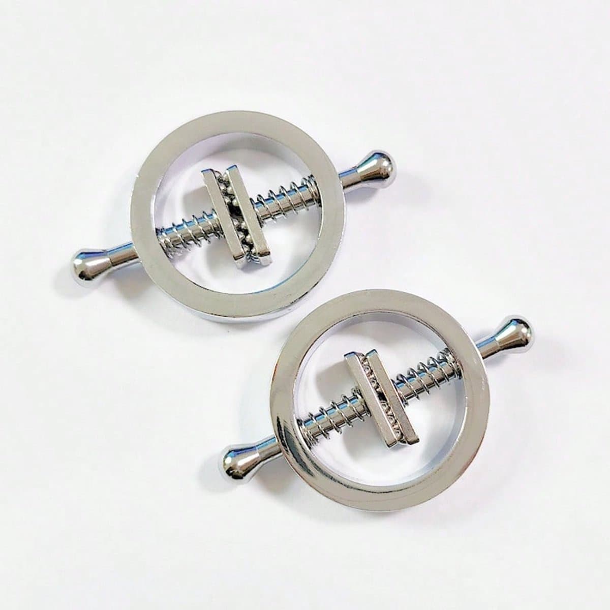 Oneay Klokvormige tepelpiercings, geen piercing nodig, verstelbare roestvrijstalen drukclip, met klokvormige hanger, vrouwelijke tepelpiercings. — afbeelding 1
