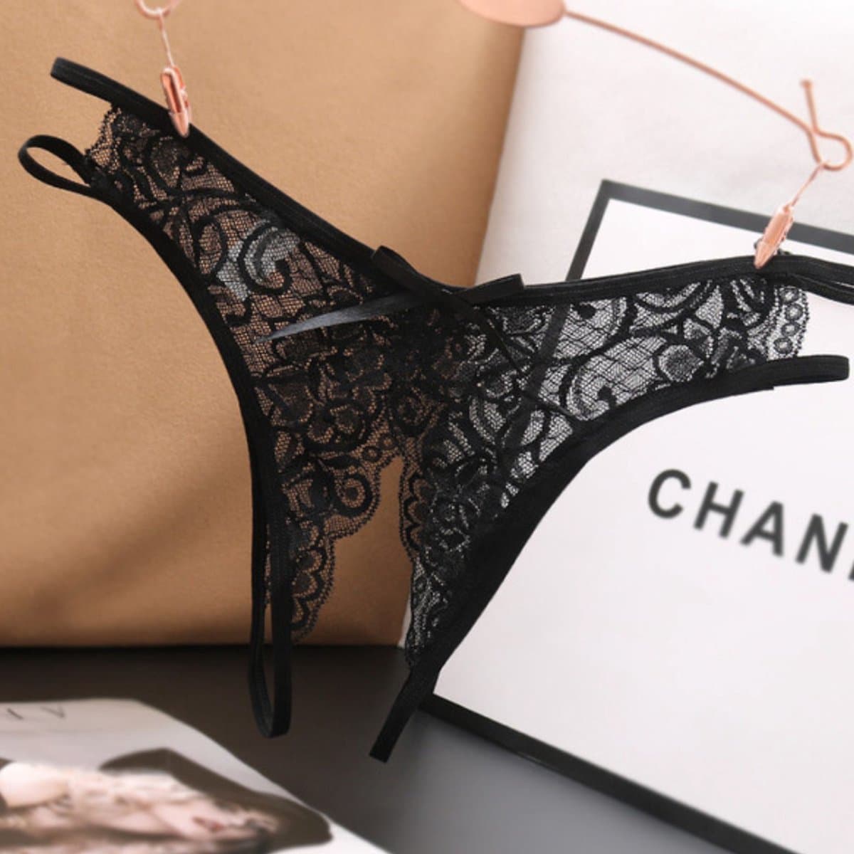 Sexy String met Open Kruis - Zwart - Ontwerp met Kant - Erotisch Design met Strik - One Size String - Dames Onderbroek - Lingerie / Ondergoed — afbeelding 1